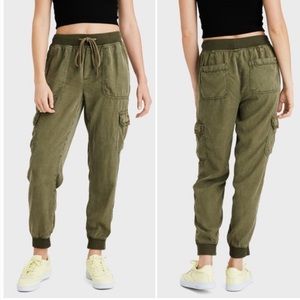 Aerie twill cargo joggers tan color